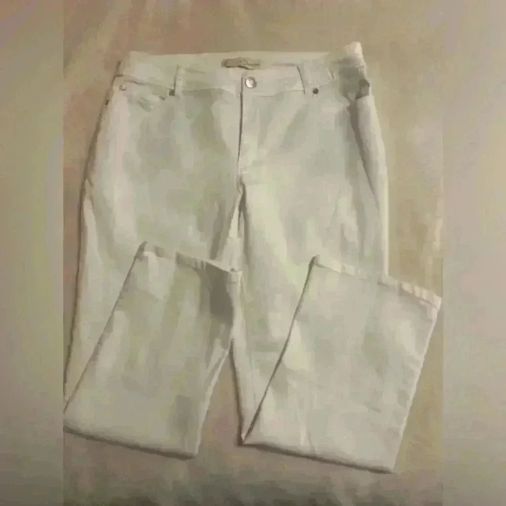 Est 1946 denim mid rise white capris with five pockets. Women’s size 10